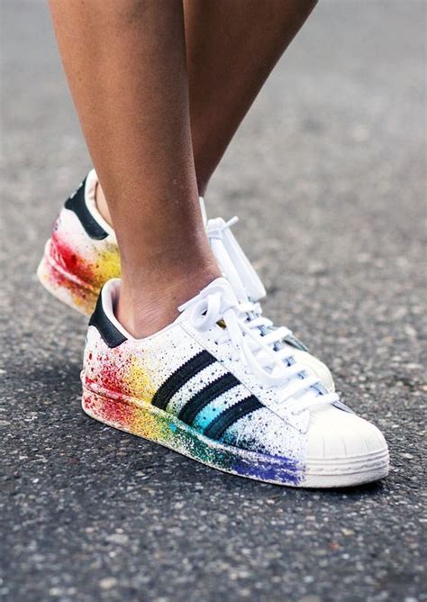 adidas schuhe weiß bunte streifen|Adidas weiße sneakers.